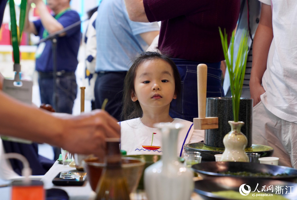 5月20日，第五屆中國國際茶葉博覽會在杭州開幕，市民、游客們前來體驗一場“茶的盛宴”。人民網記者 郭揚攝