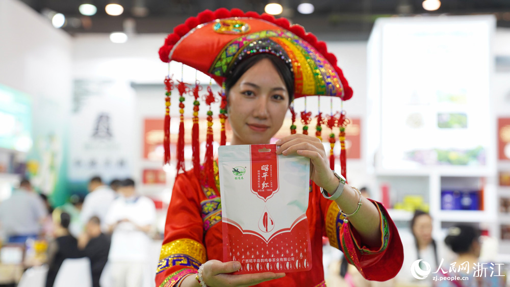 5月20日，第五屆中國國際茶葉博覽會在杭州開幕，市民、游客們前來體驗一場“茶的盛宴”。人民網記者 郭揚攝