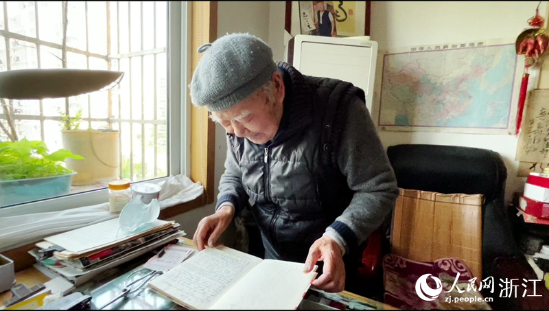 王爺爺正在讀英語。人民網 陳陸洵攝