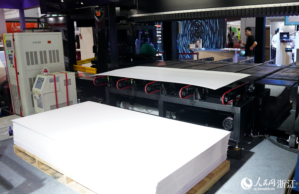 無制版數碼噴印機正在工作。人民網 陳陸洵攝