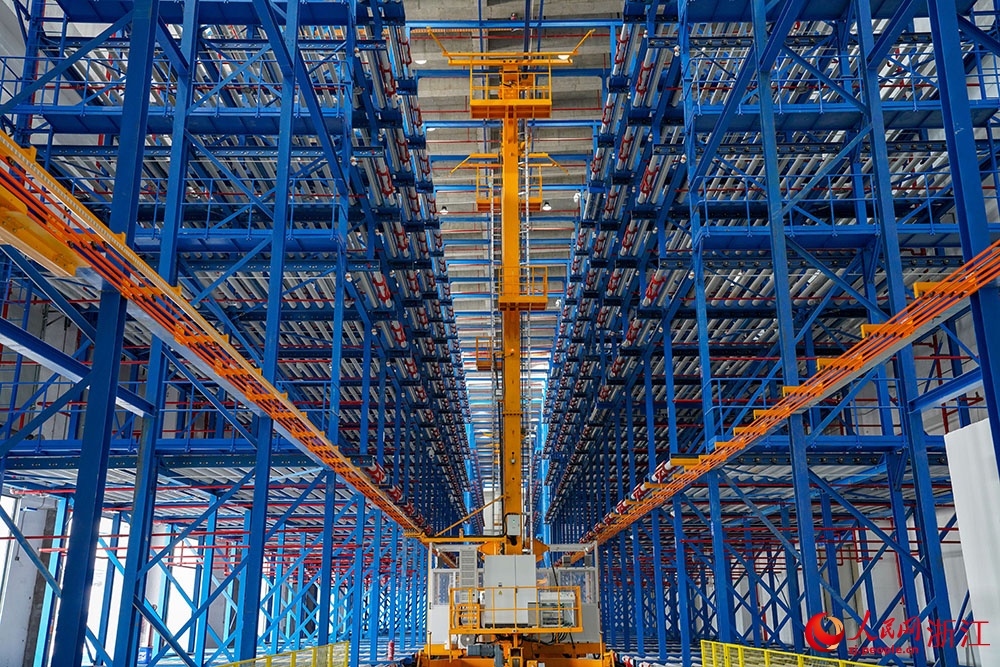 杭州蕭山機場國際貨站的多層立體智能化集裝貨架。人民網 章勇濤攝