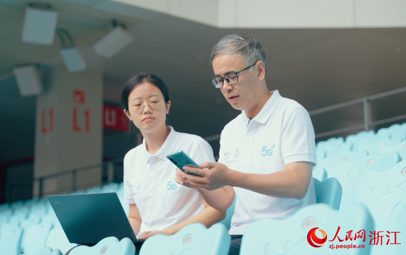 在“大蓮花”內進行網絡測試。人民網記者 張帆攝