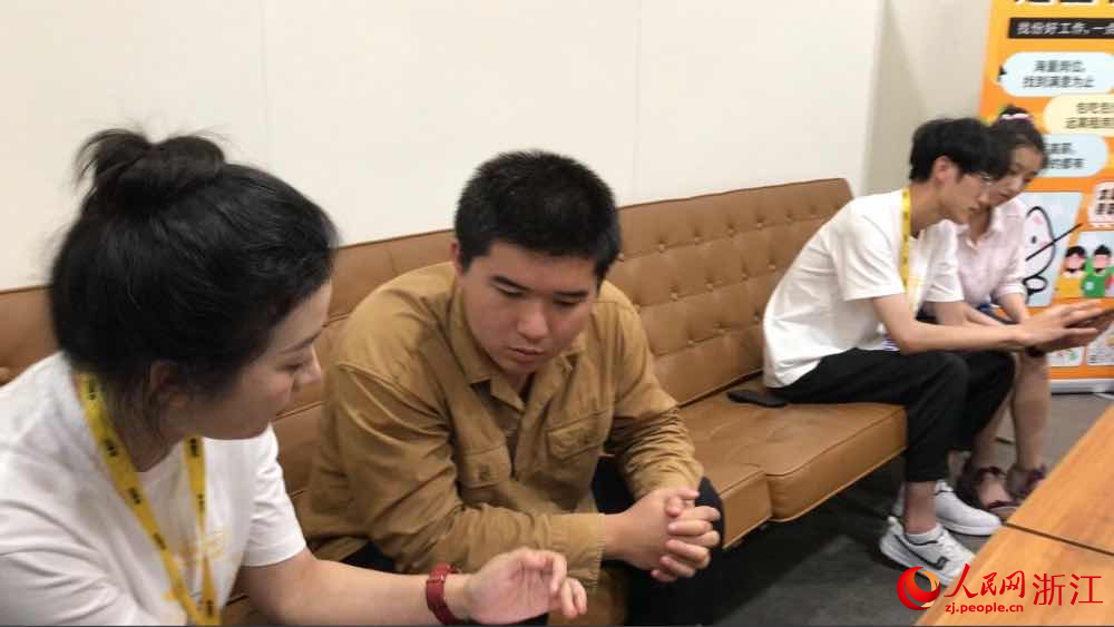 工作人員向求職者介紹崗位。人民網 秦銘澤攝