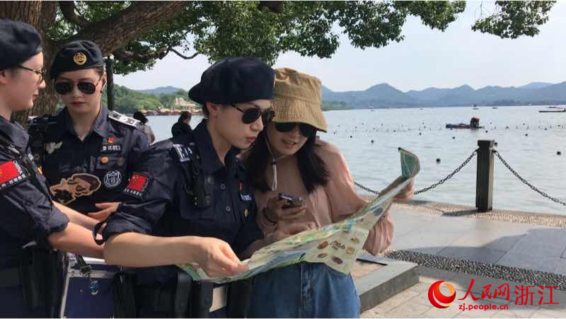 陳佳瑩和隊員為游客指路。人民網 秦銘澤攝