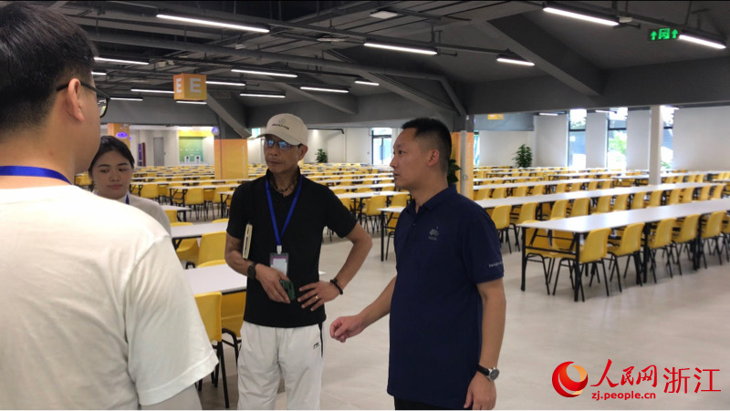 胡傳剛（右一）和團隊進行工作復盤。人民網 秦銘澤攝