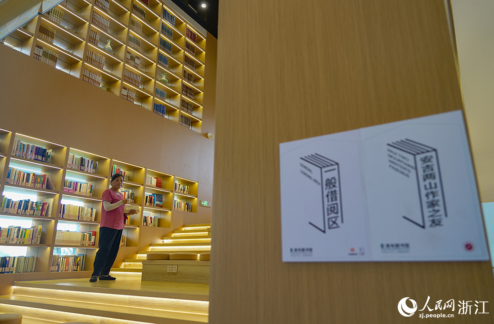 管理員在圖書館里整理書籍。人民網 章勇濤攝