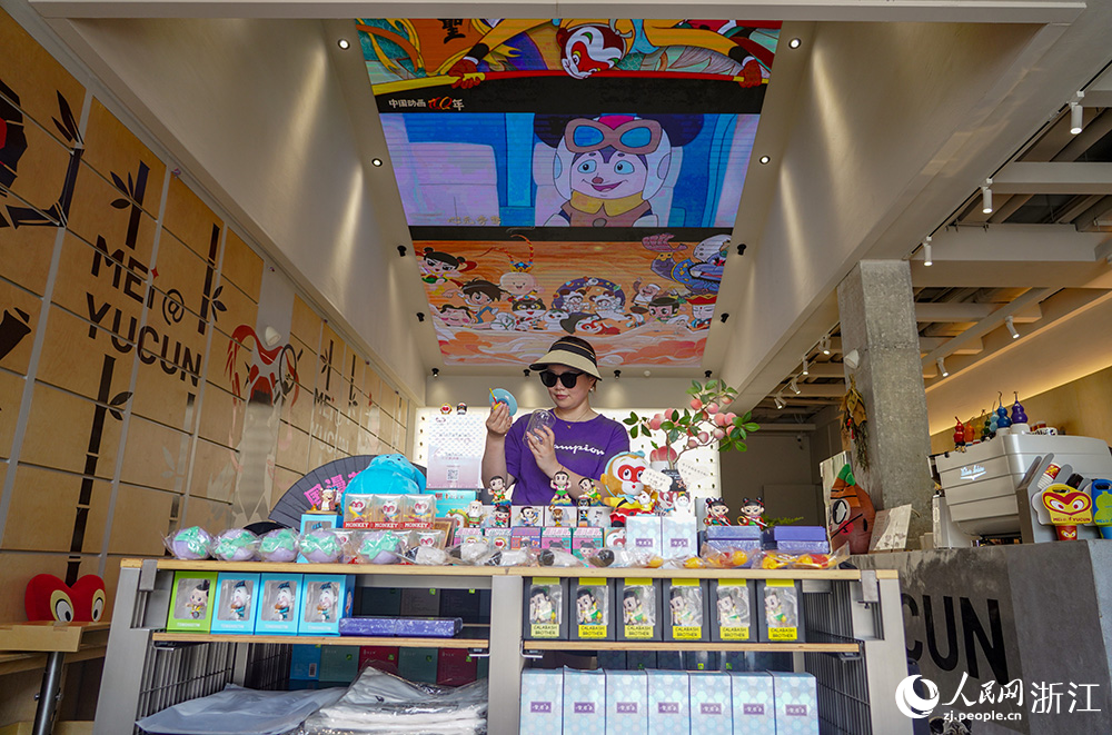 游客在圖書館里了解文創產品。人民網 章勇濤攝