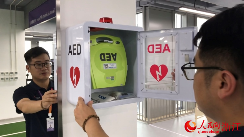 朱哲恒檢查應急設備。人民網 秦銘澤攝