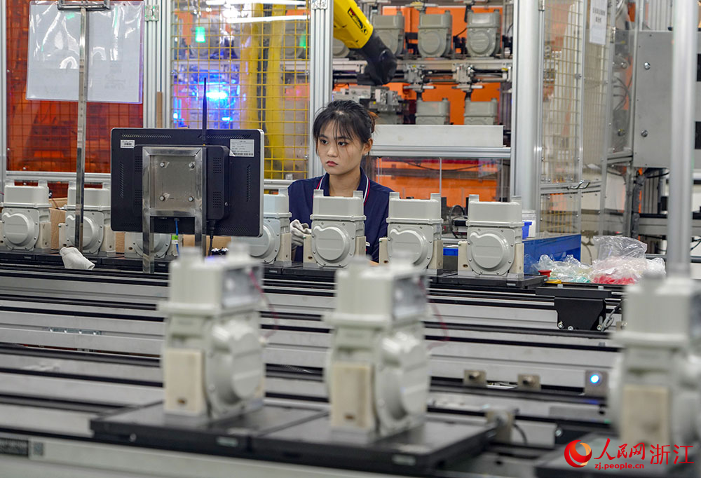 工人正在趕制訂單產品。人民網 章勇濤攝