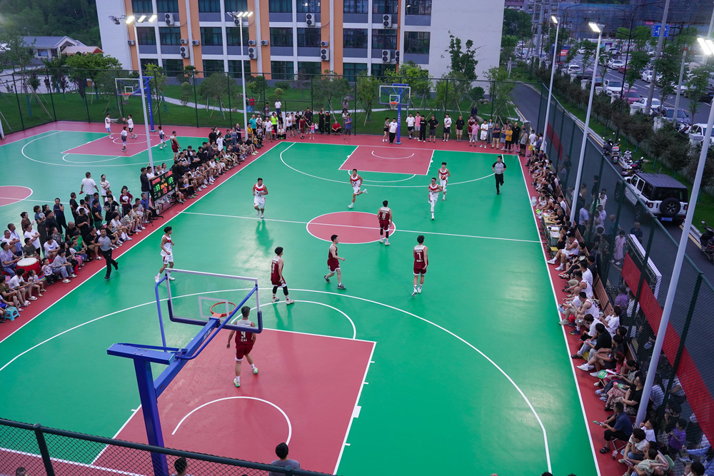 8月5日，麗水市縉云縣東渡鎮第十二屆“九州園林杯”籃球賽在東渡小學籃球場拉開了帷幕。洪云珂攝