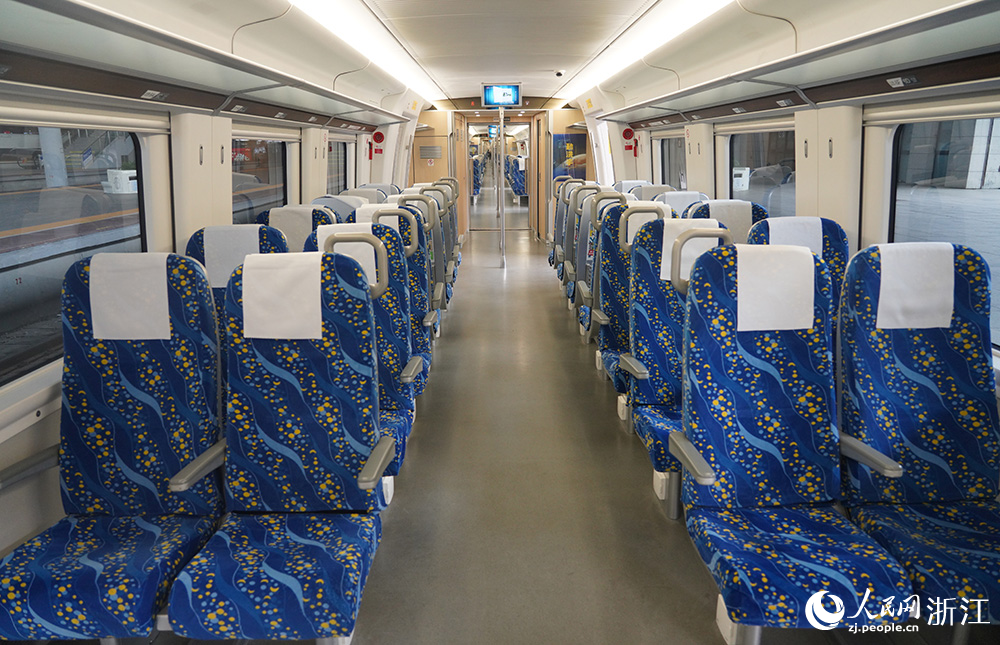 8月8日，城際列車車廂。人民網 章勇濤攝