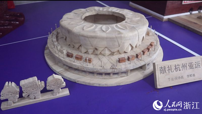 大蓮花木雕。人民網記者 張帆攝