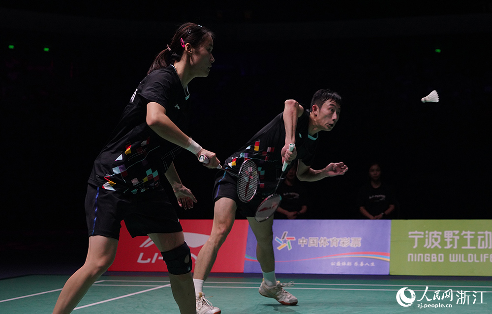 8月13日，在寧波奧體中心體育館，湖南隊組合周志宏和唐睿芝在比賽中。人民網 章勇濤攝