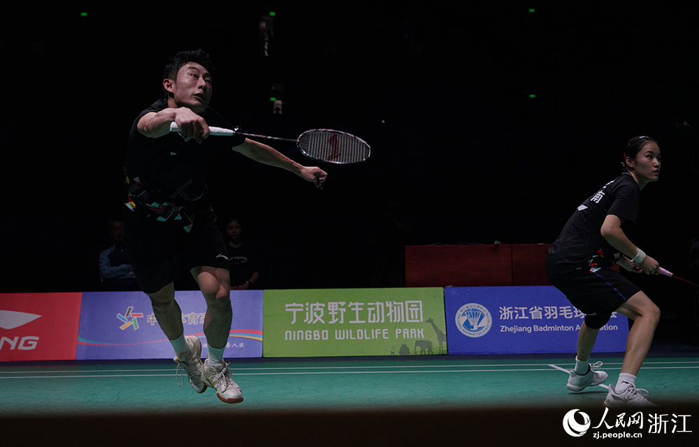 8月13日，在寧波奧體中心體育館，湖南隊組合周志宏和唐睿芝在比賽中。人民網 章勇濤攝