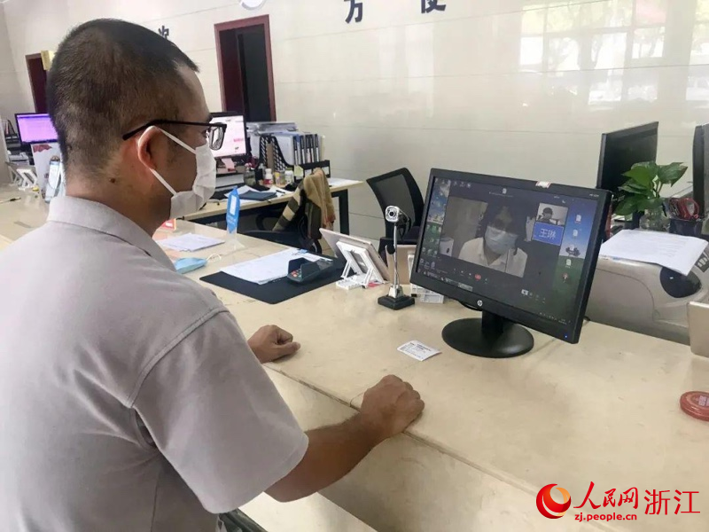 分中心遠程辦事。人民網 秦銘澤攝