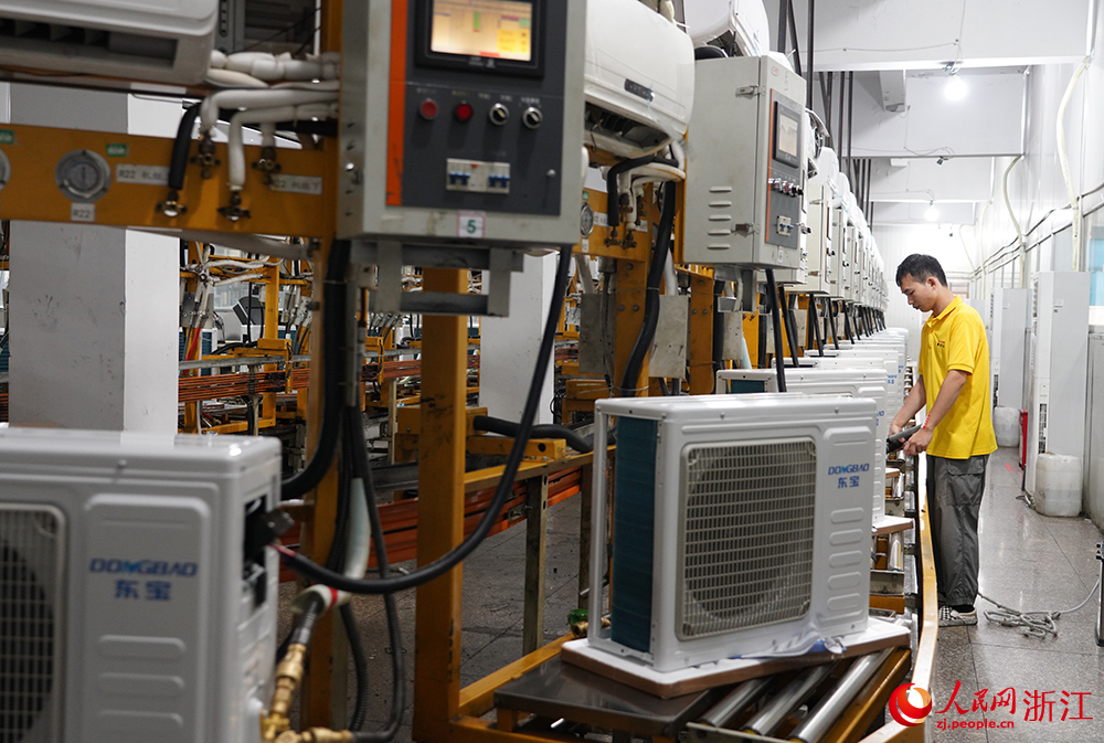 工人正在趕制出口訂單產品。人民網 章勇濤攝