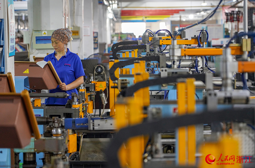 工人正在趕制出口訂單產品。人民網 章勇濤攝