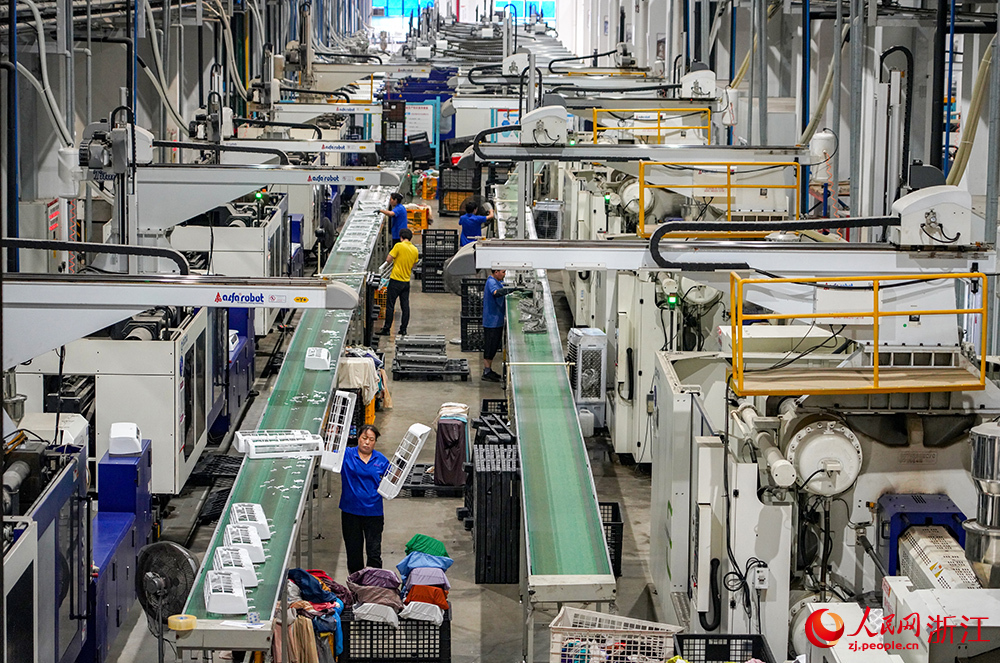 工人正在趕制出口訂單產品。人民網 章勇濤攝