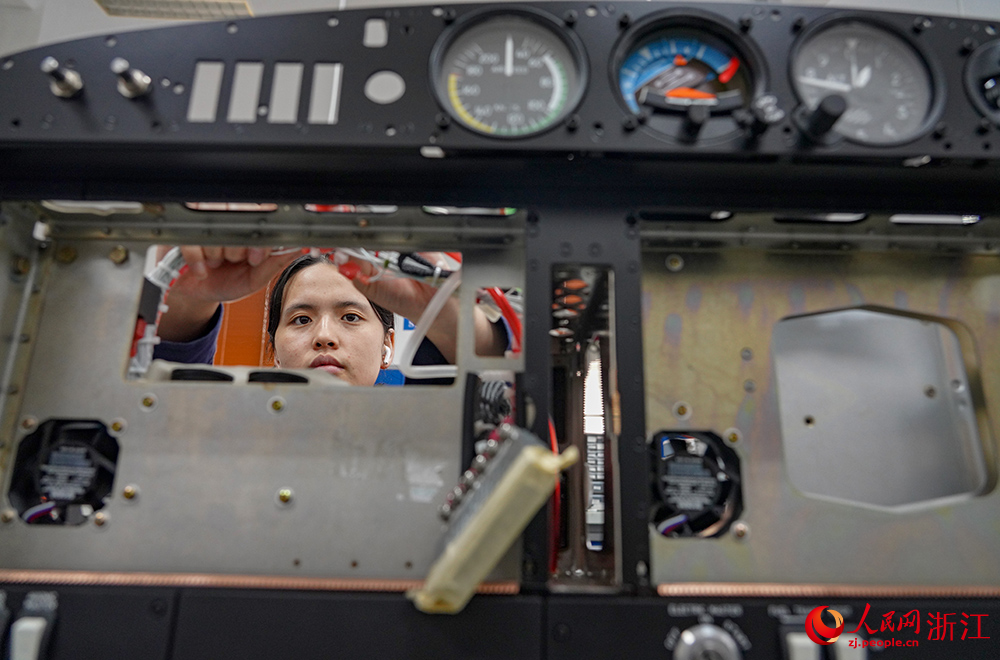 8月24日，技術人員對飛機零配件進行安裝調試。人民網 章勇濤攝