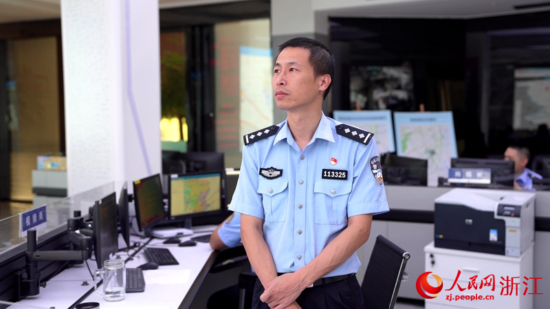 殷超正在指揮中心查看道路狀況。人民網 陳陸洵攝