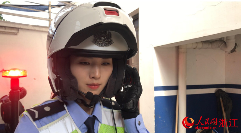 鐘萍執行任務前做準備工作。人民網 秦銘澤攝