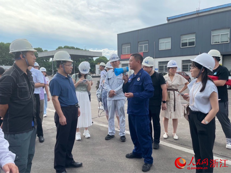 企業專職應急救援站負責人向采風團隊介紹亮點。人民網 秦銘澤攝