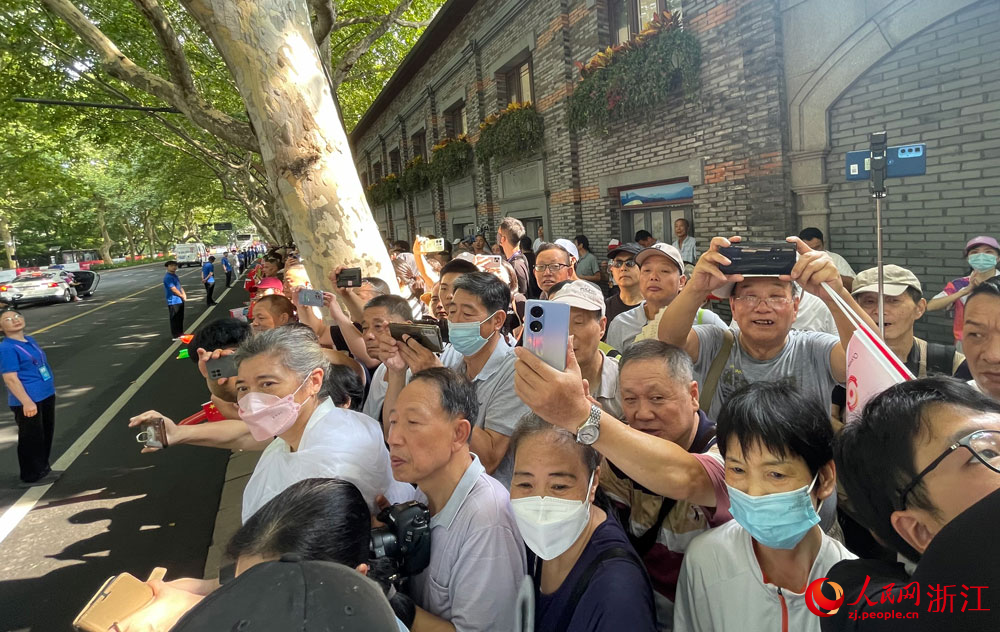一大早，火炬傳遞路線沿線就來了很多為火炬手加油的市民和游客。人民網記者 郭揚攝