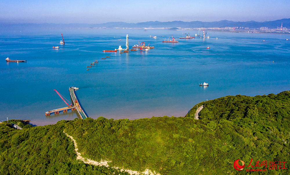 寧波舟山港六橫公路大橋二期工程，青龍門通航孔橋平臺施工現場。人民網 章勇濤攝