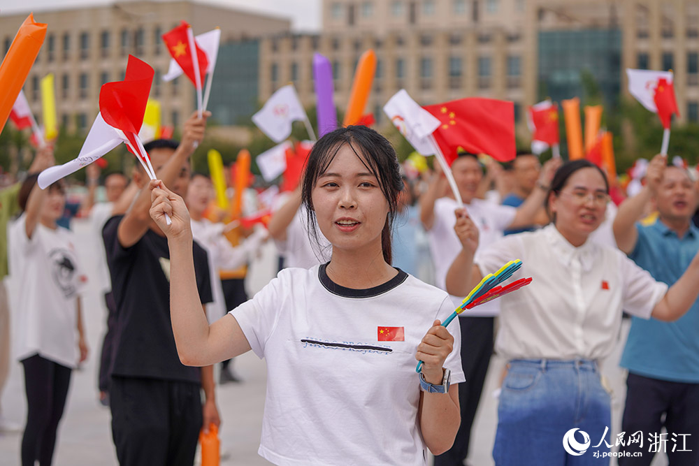 9月14日，在臺州市椒江區，彩旗飄飄、人潮涌動，處處洋溢著歡快喜樂的氣氛。人民網 章勇濤攝