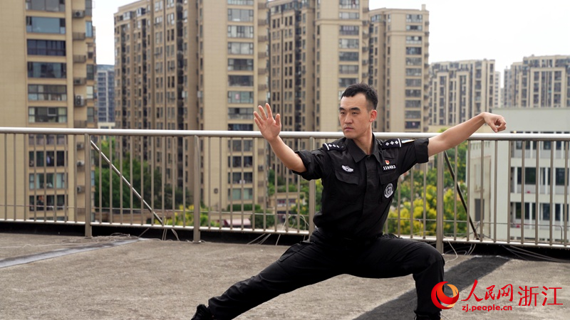 胡智夫正在進行每日“練武”。人民網 陳陸洵攝