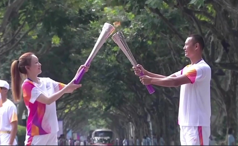 陳敏正在傳遞“薪火”。受訪者供圖