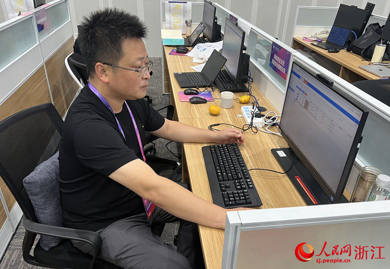 苗春雨在亞運指揮中心值班。人民網 陳陸洵攝