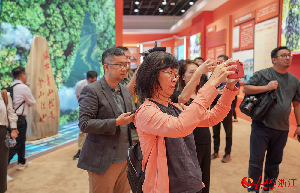 9月18日，在浙江展覽館，香港傳媒界在觀看“大道之行——‘八八戰略’實施20周年大型主題展覽”。人民網 章勇濤攝