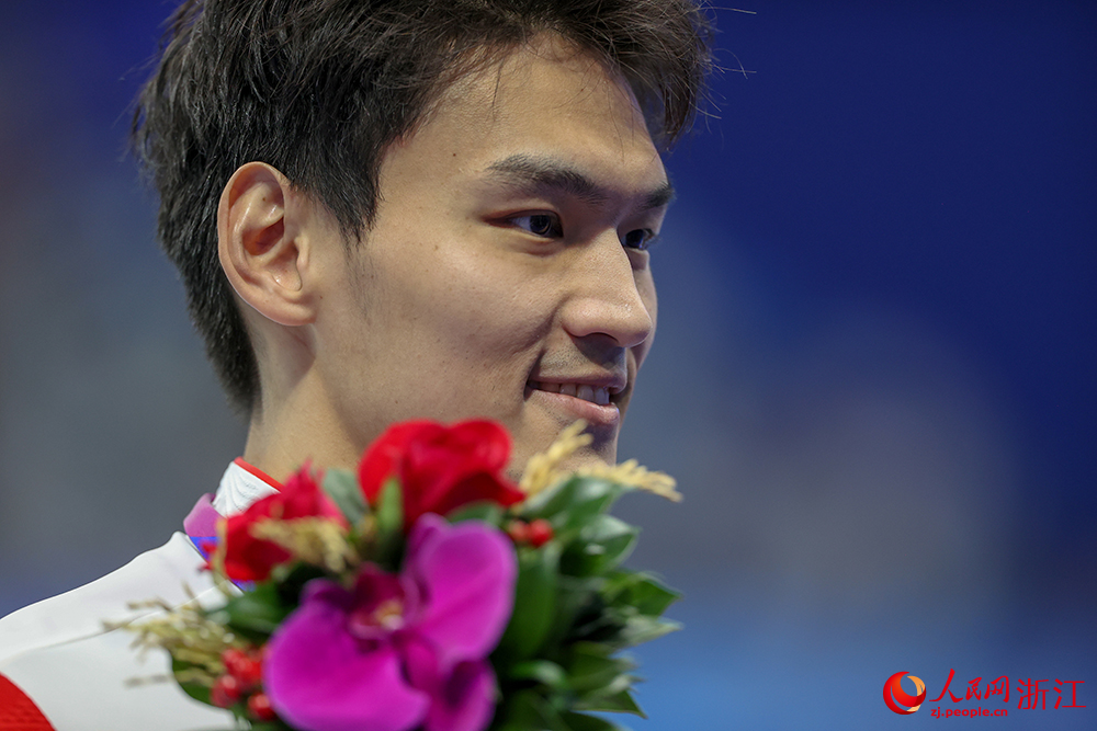 9月29日，杭州亞運會游泳比賽在杭州奧體中心游泳館迎來收官日。中國隊選手徐嘉余在男子200米仰泳決賽中奪得冠軍。人民網 章勇濤攝