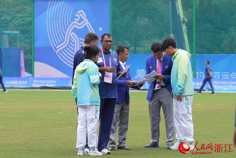 “小青荷”正在與賽事相關人員溝通。人民網 劉欣蔚攝