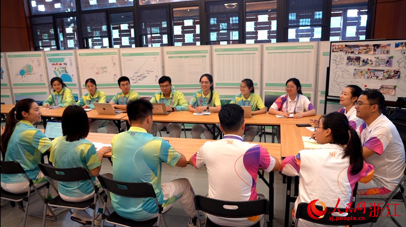 ”小青荷“們正在開會。人民網 陳陸洵攝