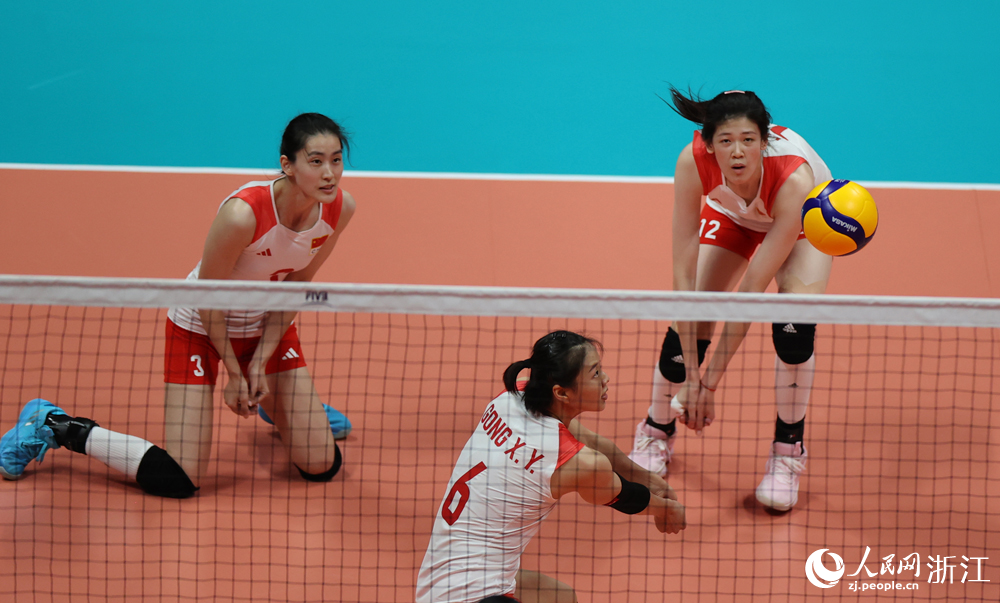 中國隊球員龔翔宇（中）在比賽中進攻。人民網 章勇濤攝