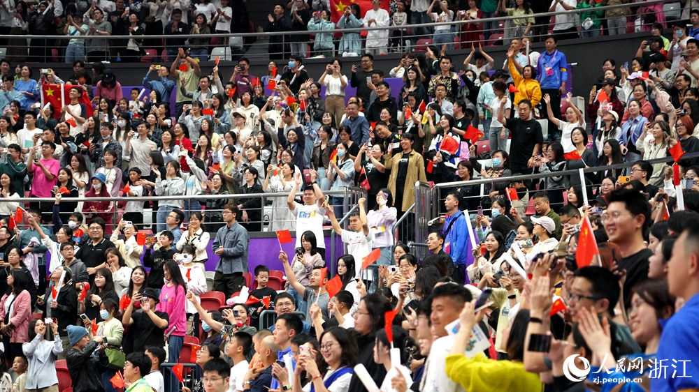 霹靂舞比賽現場觀眾吶喊不斷。人民網 陳陸洵攝