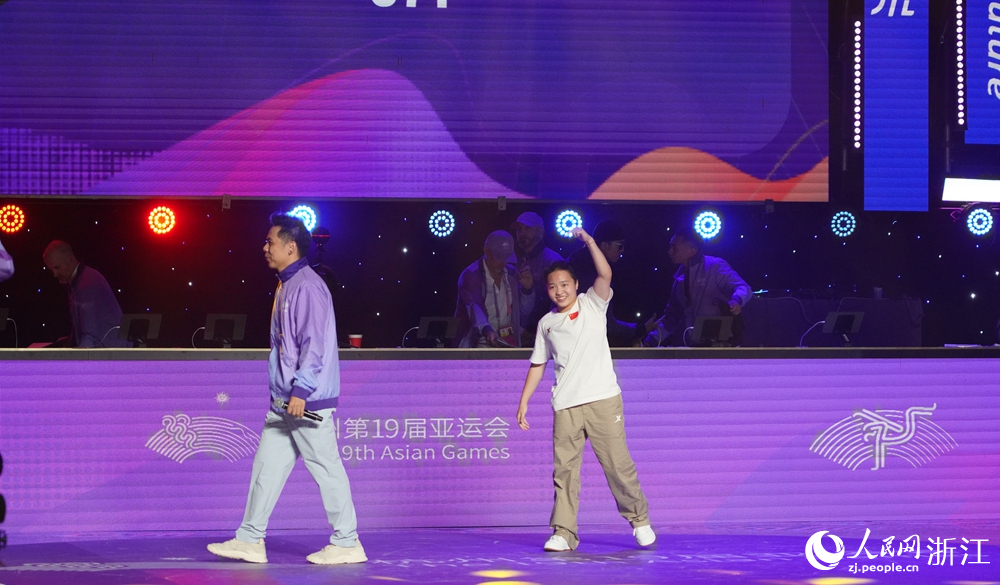 聽到自己奪冠后，劉清漪振臂高呼。人民網 陳陸洵攝