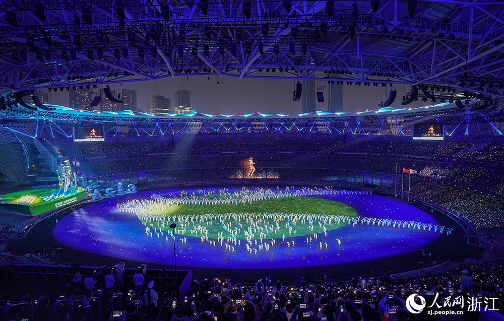 10月8日，杭州第19屆亞洲運動會閉幕，數字火炬人“弄潮兒”一步一回頭，依依不舍，揮手告別。人民網 章勇濤攝