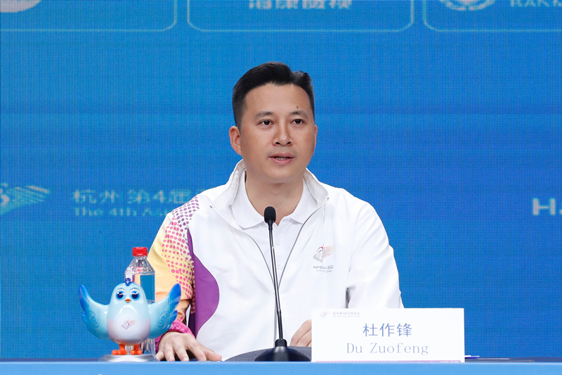 杭州亞殘運會火炬傳遞指揮中心副指揮長杜作鋒介紹火炬傳遞工作安排。杭州亞殘組委供圖