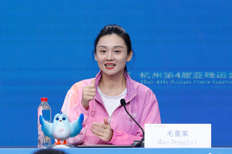 杭州市殘疾人綜合服務中心干事毛董萊介紹成為亞殘運會火炬手的經歷。杭州亞殘組委供圖