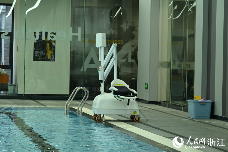 輔助下水升降機。人民網 葉賓得攝