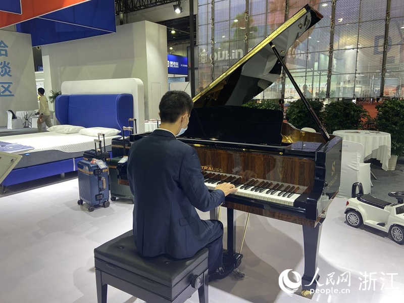 浙江樂韻鋼琴有限公司展區。人民網 方彭依夢攝