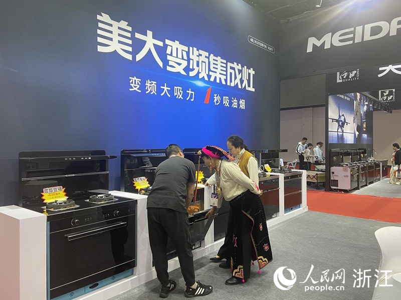 采購商在浙江美大實業股份有限公司展區咨詢。人民網 方彭依夢攝