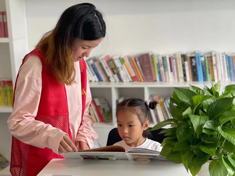 孩子在假日學堂接受老師輔導。北侖區委宣傳部供圖