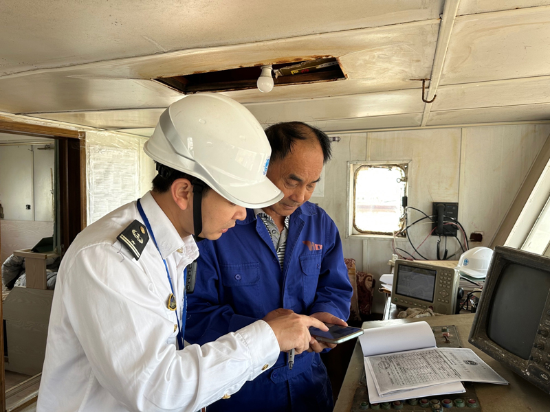 海事執法人員對報警事項進行現場核查。梅山街道供圖