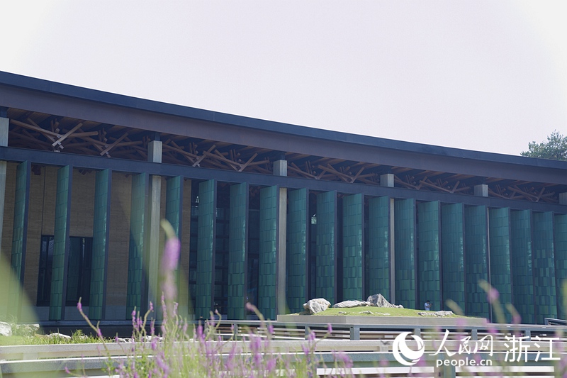 走進杭州國家版本館，可以看到龍泉青瓷屏扇。人民網記者 郭揚攝