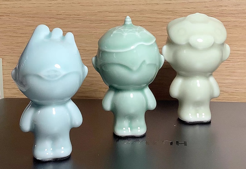 由龍泉青瓷燒制而成的吉祥物手辦“龍泉瓷娃”。龍泉市委宣傳部供圖