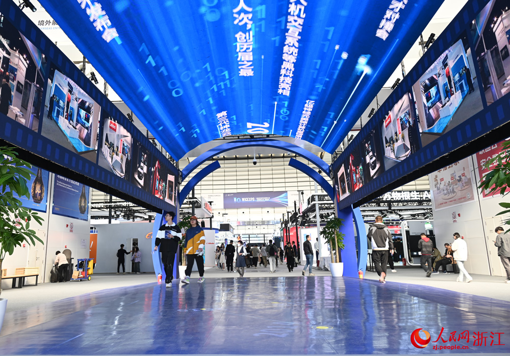 11月7日上午，2023年世界互聯網大會“互聯網之光”博覽會在浙江烏鎮開幕。人民網記者 葉賓得攝
